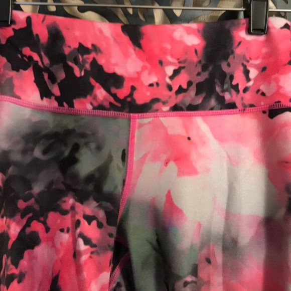 - Athleta floral crop leggings - Picture 3 of 6